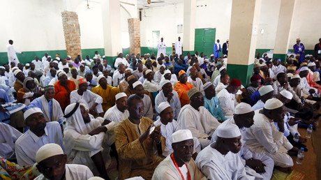 Les paroissiens de la mosquée Koudoukou à Bangui suivent la rencontre entre  le Pape François et l'imam Tidiani Moussa Naibi  