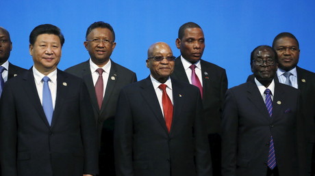 Le président Chinois Xi Jinping et son homologue Robert Mugabe (à droite). 