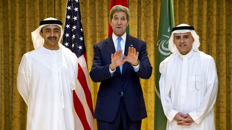 Le Secrétaire d'Etat américain John Kerry rencontre le ministre des affaires étrangères des Emirats arabes Abdullah bin Zayed Al Nahyan et son homologue saoudien Adel al-Jubeir