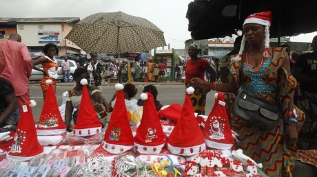 Un vendeur de chapeaux de Père Noël à Abidjan (Côte d'Ivoire) en Décembre 2014.