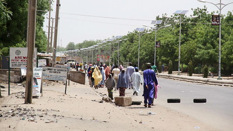 Des habitants qui fuient après une explosion dans la ville de Maiduguri le 14 mai 2015