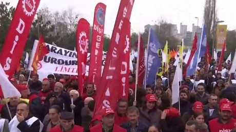 Les syndicats turcs protestent contre le couvre-feux