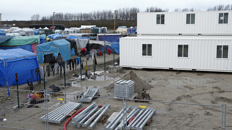 Des résidents de Calais s'opposent aux bulldozers et à l'ultimatum des forces de l'ordre