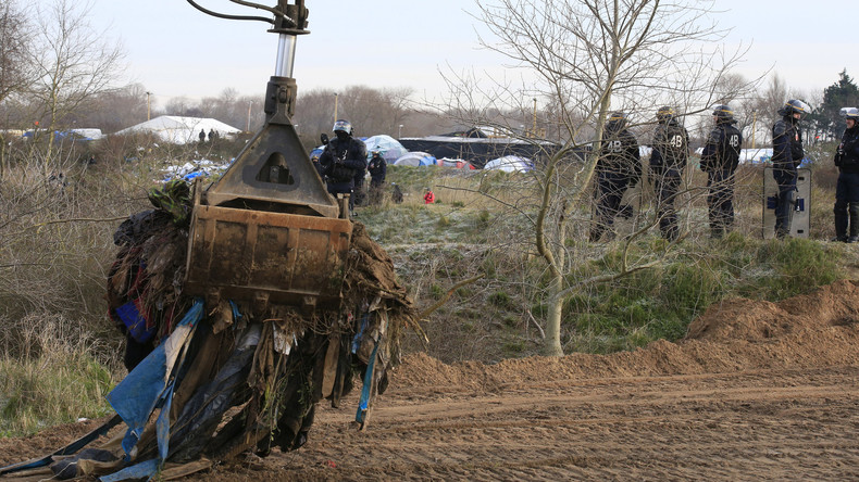Les bulldozers ont commencé à défricher le camp de migrants de Calais (VIDEO)