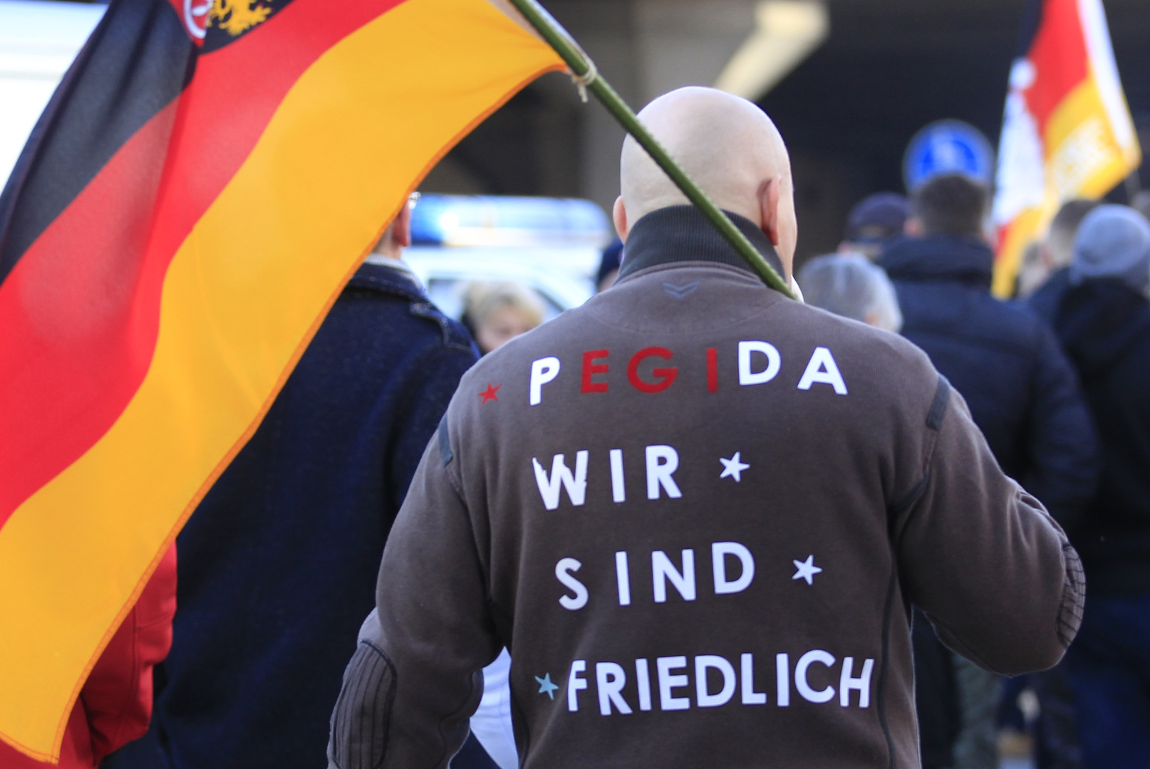 Gaz lacrymogène et canons à eau contre les manifestants de PEGIDA à Cologne