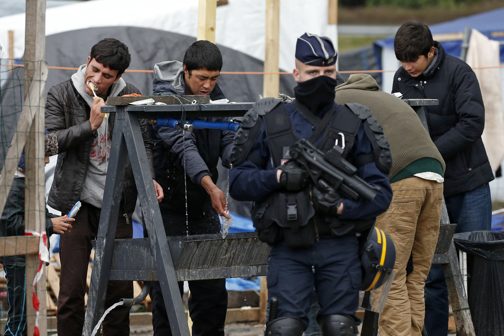 Des résidents de Calais s'opposent aux bulldozers et à l'ultimatum des forces de l'ordre