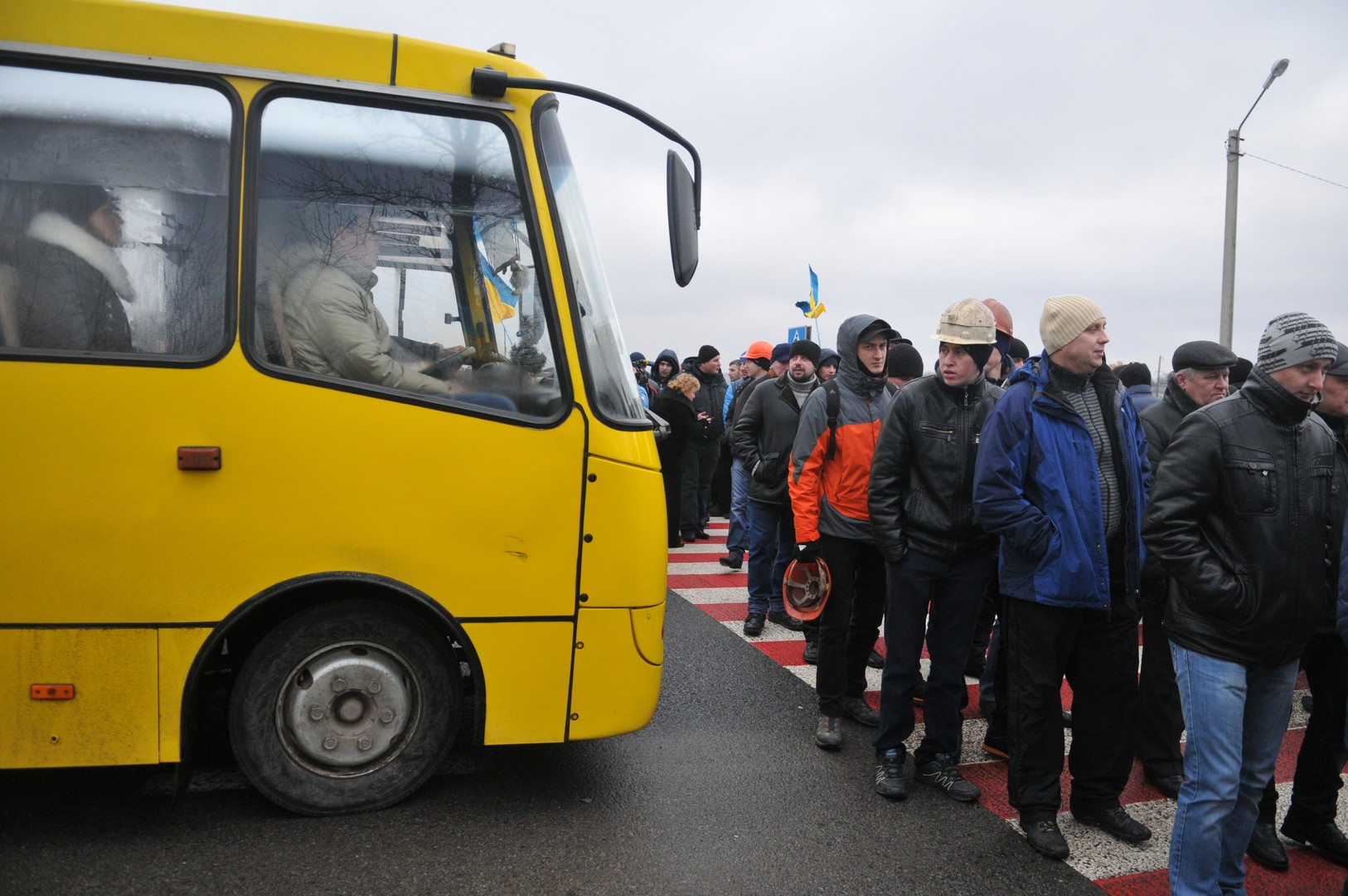 Des centaines de mineurs ukrainiens ont bloqué une autoroute pour reclamer leur salaire (PHOTOS)