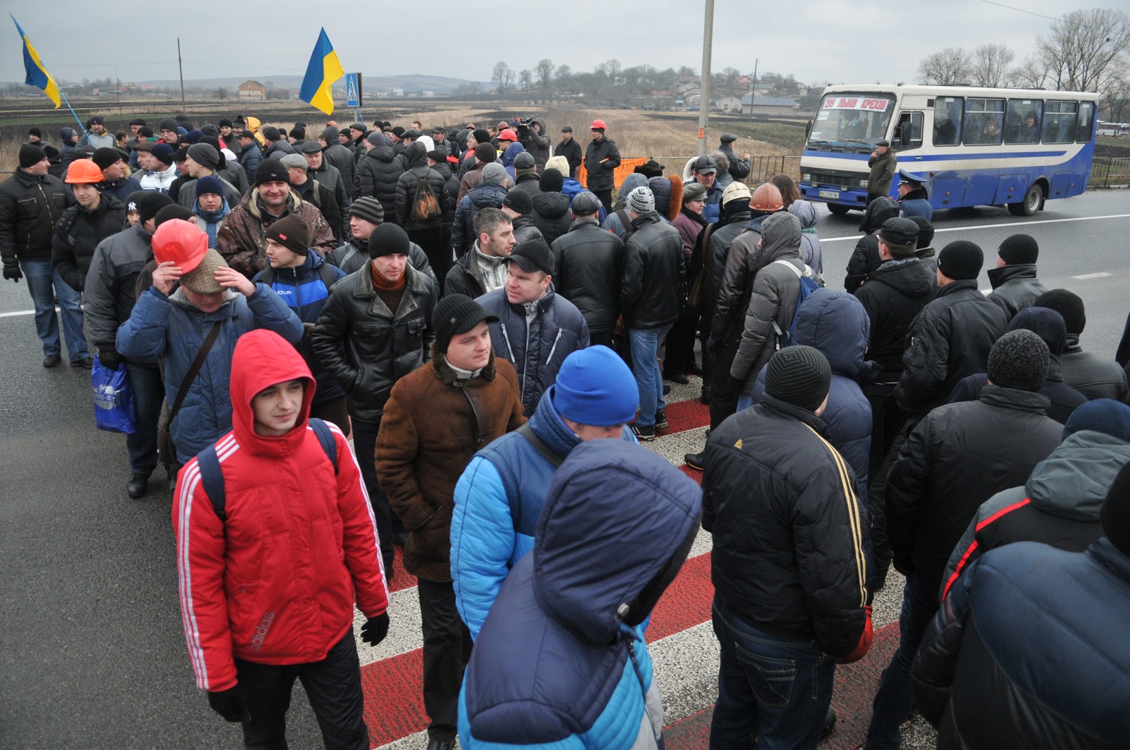 Des centaines de mineurs ukrainiens ont bloqué une autoroute pour reclamer leur salaire (PHOTOS)