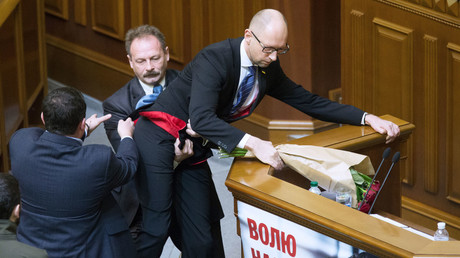Premier ministre ukrainien (à droite) empoté par des députés du Parlement