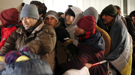 Des réfugiés font la queue pour s'enregistrer comme demandeurs d'asile à Berlin 