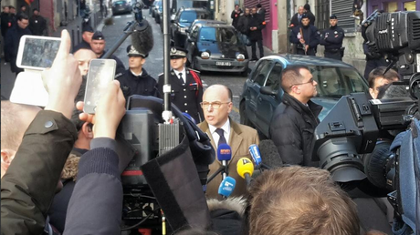 Bernard Cazeneuve commente la tentative d’attentat au commissariat de police 