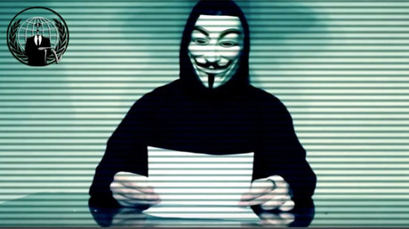 Un membre d'Anonymous lisant un communiqué.