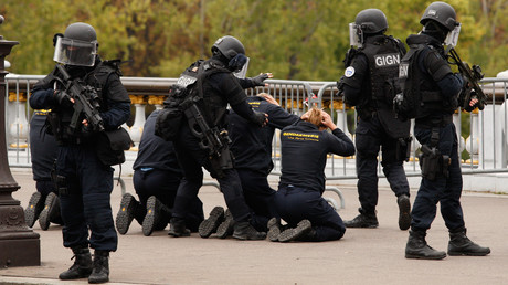 Des membres du Groupe d'intervention de la gendarmerie nationale (GIGN) à l'entraînement dans les rues de Paris, le 11 octobre 2009
