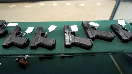 Une boutique d'armes à feu propose des pistolets de marque Glock 