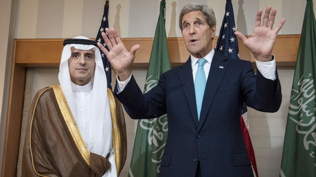 Le secrétaire d'État des États-Unis John Kerry avec le ministre des Affaires étrangères saoudien Adel bin Ahmed Al-Jubeir à l’Hôtel Palace à New York