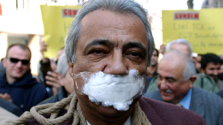 Un journaliste turc proteste la politique d'Ankara lors d'une manifestation à Istanbul