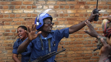 Des policiers burundais face à des opposants au président Pierre Nkurunziza