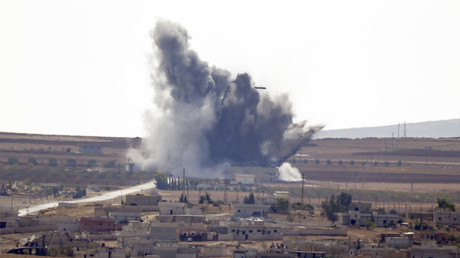La fumée monte au-dessus de la ville syrienne de Kobane, après une frappe aérienne de la coalition menée par les Etats-Unis