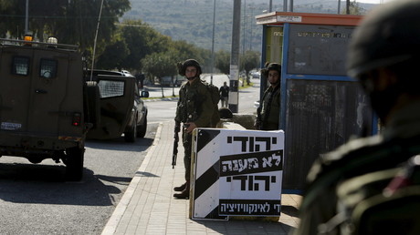 Des soldats israéliens gardent une colonie juive en Cisjordanie 