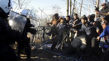 Des migrants abandonnés affrontent des agents de police grecs à la frontière gréco-macédonienne, près du village d'Idoménée, le 3 décembre 2015