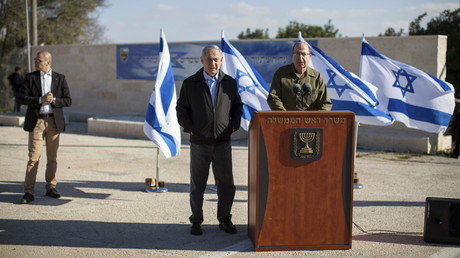 Le ministre de la Défense Moshe Yaalon aux côtés du Premier ministre israélien Benyamin Netanyahou en visite dans la colonie d'Etzion en Cisjordanie en novembre 2015. 