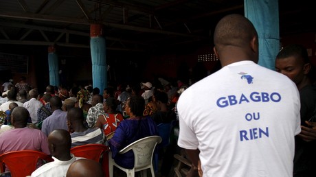 Les supporteurs de Laurent Gbagbo regardent la transmission en direct de son procès