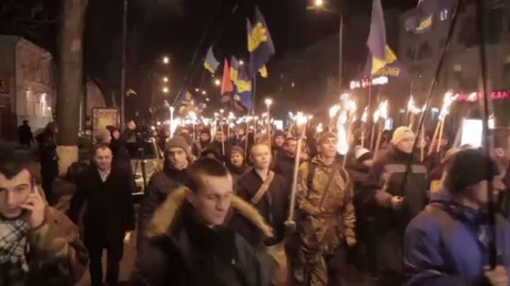 Les manifestants défilent à Kiev