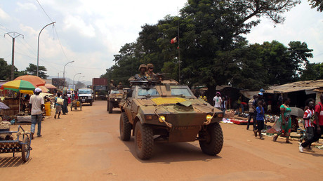 Des soldats français de l'opération Sangaris patrouillent dans les rues de Bangui le 15 septembre 2015 à bord de véhicules blindés