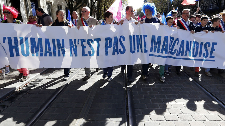 Contre la GPA, des féministes de gauche et un collectif lesbien se mobilisent (VIDEO)