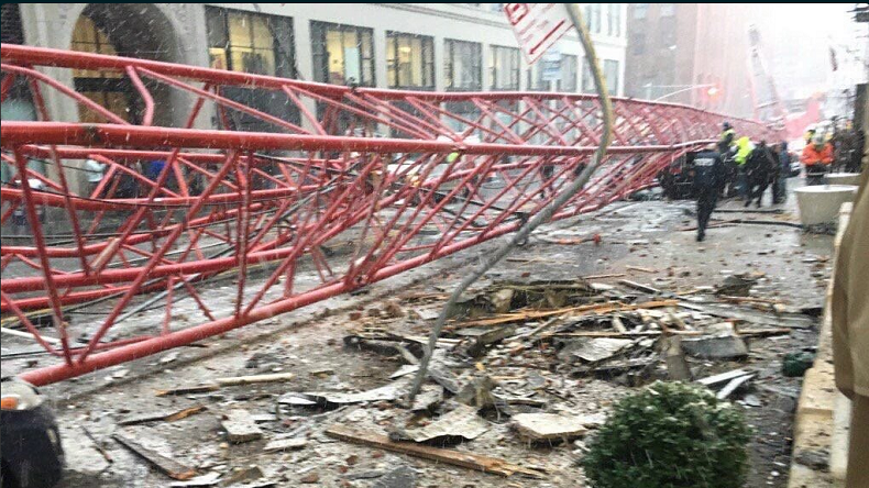New York : une grue géante s'effondre faisant un mort et plusieurs blessés (PHOTOS, VIDEOS)