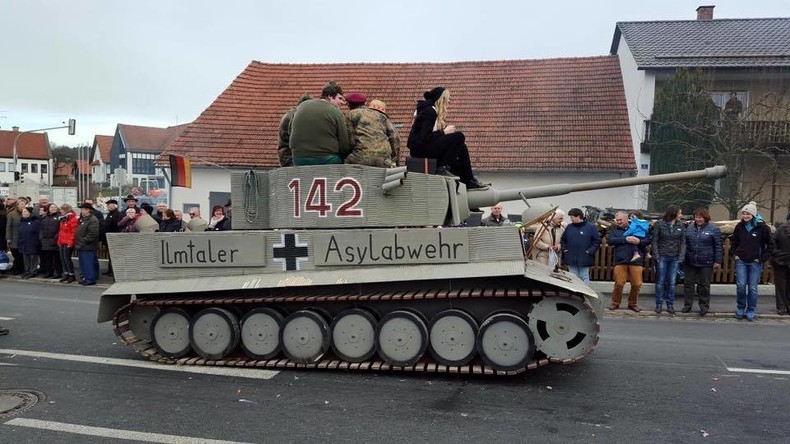 Un «tank» anti-réfugiés a défilé lors d'un carnaval en Allemagne (PHOTOS)