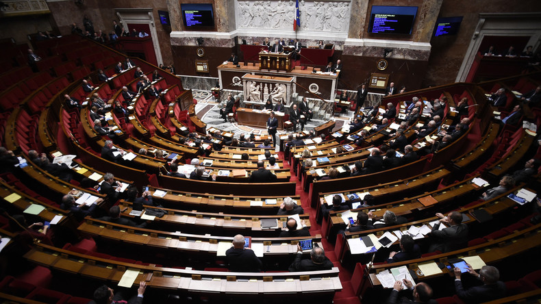 Révision constitutionnelle : l'Assemblée nationale quasi vide énerve politiques et internautes