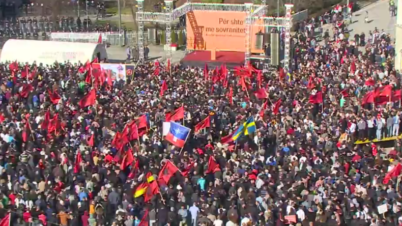 Des milliers de Kosovars manifestent contre un accord avec la Serbie