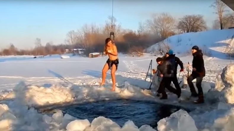 Un casse-cou sibérien plonge dans un fleuve glacé, des crochets fixés sur la peau (VIDEO)