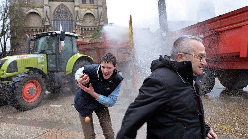 Une manifestation d’agriculteurs en colère dispersée à la lance à eau et aux fumigènes au Mans