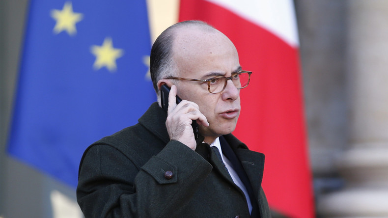 Etat d'urgence : cinq plaintes déposées contre Bernard Cazeneuve pour assignations à résidence