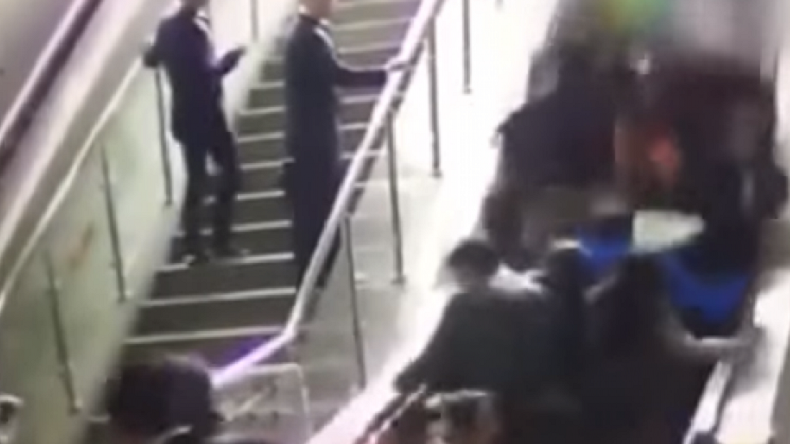 Chine : un escalator change subitement de sens et provoque la chute de dizaines de personnes (VIDEO)