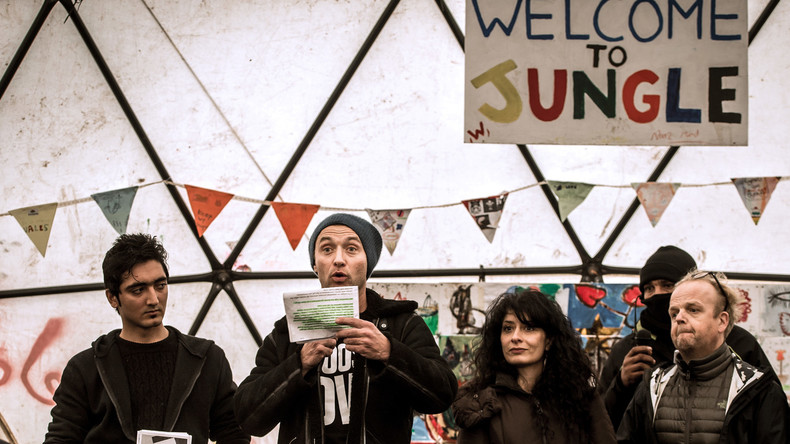 En visite humanitaire, l'équipe de Jude Law attaquée dans le camp de migrants de Calais ? (VIDEOS)