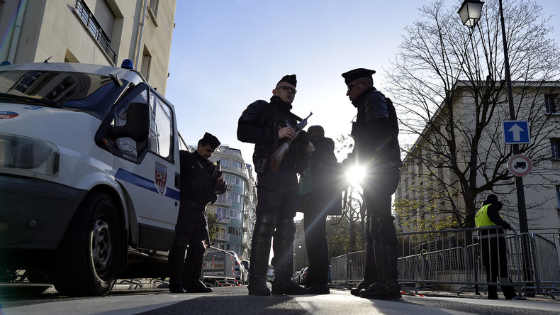 Une jeune fille essaie de partir en Syrie après avoir suivi un processus de déradicalisation