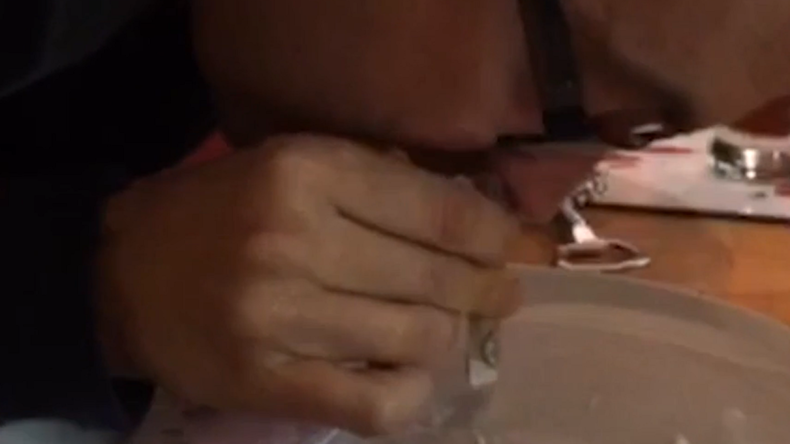Irlande du Nord : un prêtre sniffe de la cocaïne entouré de reliques nazies (VIDEO CHOC)