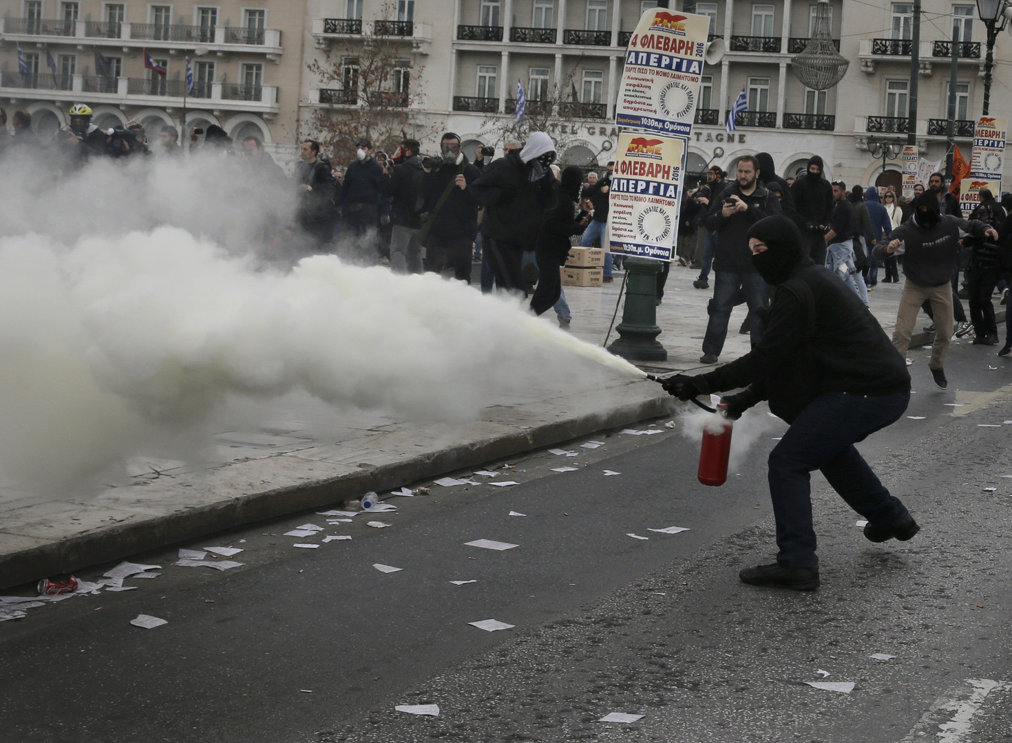 Des gaz lacrymogènes et des cocktails Molotov déployés pendant la grève générale en Grèce (VIDEOS)