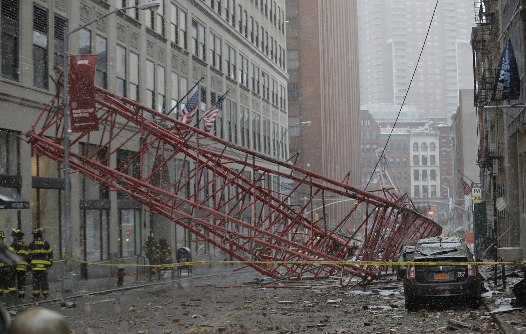 New York : une grue géante s'effondre faisant un mort et plusieurs blessés (PHOTOS, VIDEOS)