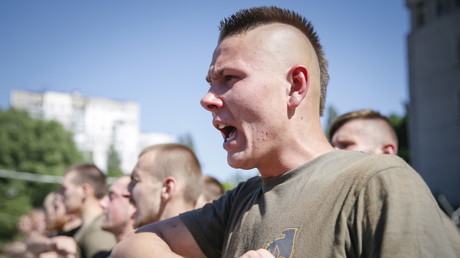 Des miliciens de Maïdan avant l'examen qui précède leur départ pour le front dans l’Est de l’Ukraine