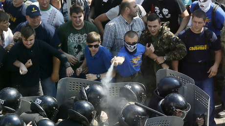 A Kiev, des manifestants portant des maillots du parti radical «Svoboda» se battent contre la police