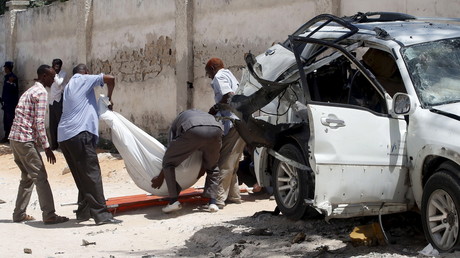 Un corps est extrait d'une voiture ayant explosé à Mogadiscio 