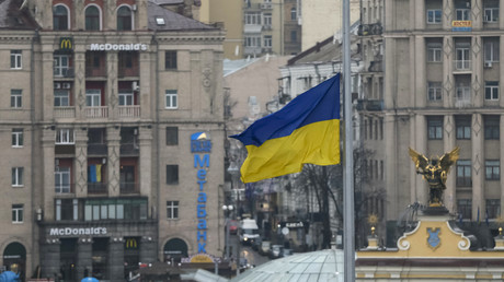 Le drapeau ukrainien flotte au dessus de la place de l'indépendance à Kiev
