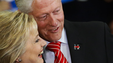 L'ancien président américain Bill Clinton en compagnie de sa femme Hillary, en course pour la primaire démocrate le 10 février dernier
