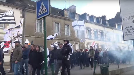 Les manifestants du parti Adsav dans les rues de Pontivy (Morbihan)