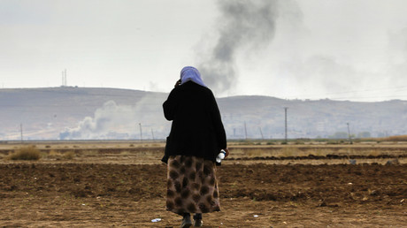 Une femme kurde essaye de trouver ses proches suite à une bataille entre Daesh et les Peshmergas kurdes