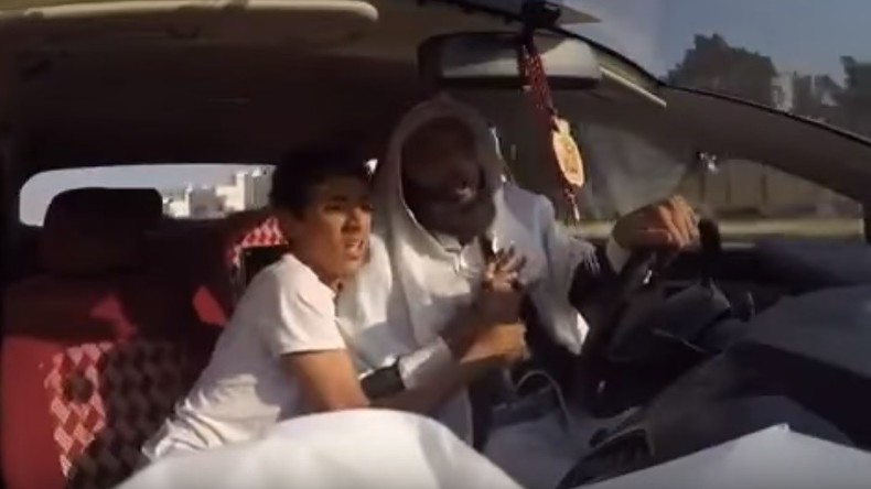 Un chauffeur de taxi prétend être un terroriste pour une effrayante caméra cachée (VIDEO)